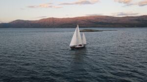 Vue drone du voilier